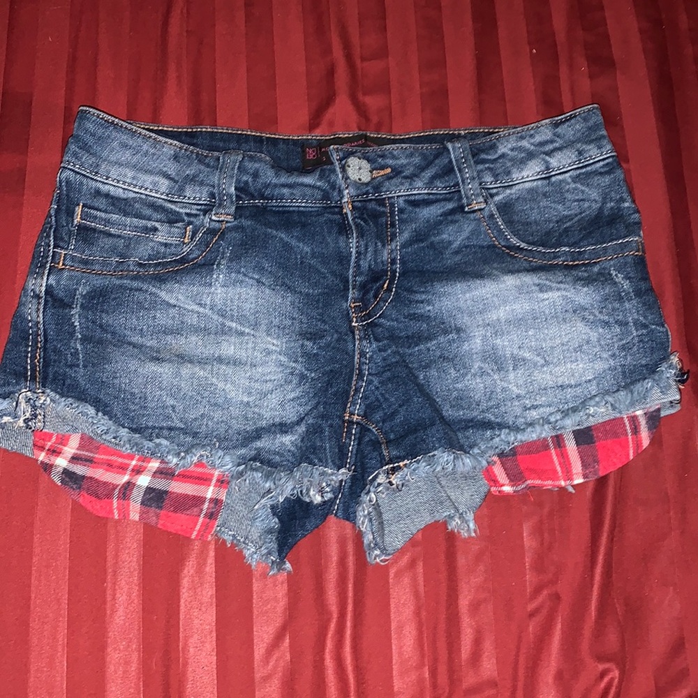 Jean shorts with hanging pockets